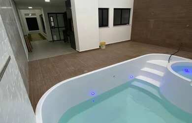 Imagem: A casa possui 3 Dormitórios, 4 Banheiros, 2 Vagas na garagem