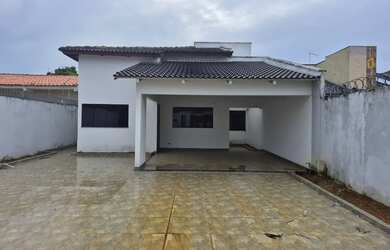 Imagem: A casa possui 3 Dormitórios, 2 Banheiros, 4 Vagas na garagem