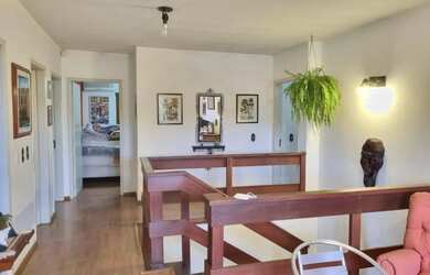 Imagem: A casa possui 5 Dormitórios, 4 Banheiros, 2 Vagas na garagem