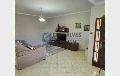 Imagem: A casa possui 3 Dormitórios, 4 Banheiros, 5 Vagas na garagem