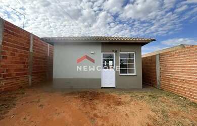 Imagem: A casa possui 2 Dormitórios, 1 Banheiro, 2 Vagas na garagem