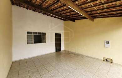 Imagem: A casa possui 2 Dormitórios, 1 Banheiro, 2 Vagas na garagem
