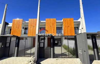 Imagem: A casa possui 3 Dormitórios, 3 Banheiros, 2 Vagas na garagem