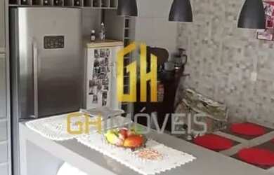 Imagem: A casa possui 4 Dormitórios, 3 Banheiros, 2 Vagas na garagem