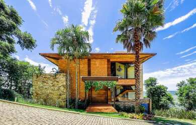 Imagem: A casa em condomínio possui 5 Dormitórios, 4 Banheiros, 5