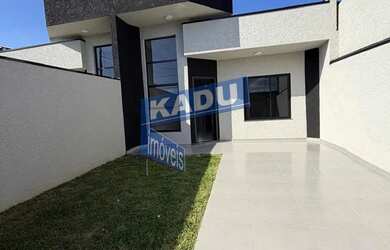 Imagem: A casa possui 3 Dormitórios, 2 Banheiros, 2 Vagas na garagem