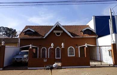 Imagem: A casa possui 5 Dormitórios, 3 Banheiros, 4 Vagas na garagem