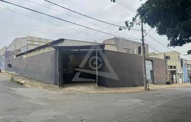 Imagem: O depósito possui 2 Vagas na garagem, 594m² de Área e está