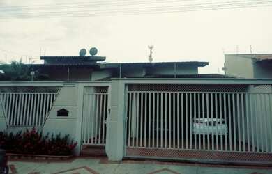 Imagem: A casa possui 3 Dormitórios, 3 Banheiros, 3 Vagas na garagem