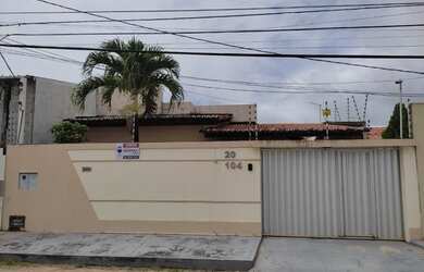 Imagem: A casa possui 4 Dormitórios, 2 Banheiros, 2 Vagas na garagem