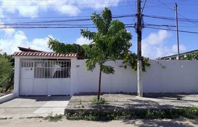 Imagem: A casa possui 3 Dormitórios, 2 Banheiros, 3 Vagas na garagem