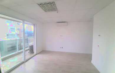 Imagem: O depósito possui 3 Vagas na garagem, 45m² de Área e está