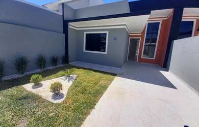 Imagem: A casa possui 3 Dormitórios, 2 Banheiros, 1 Vaga na garagem