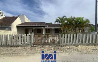 Imagem: A casa possui 2 Dormitórios, 1 Banheiro, 3 Vagas na garagem