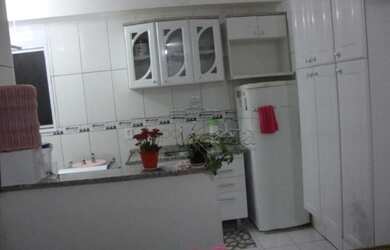 Imagem: O apartamento possui 2 Dormitórios, 1 Banheiro, 1 Vaga na garagem