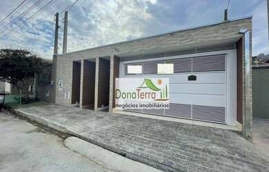 Imagem: A casa possui 3 Dormitórios, 1 Banheiro, 2 Vagas na garagem