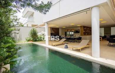 Imagem: A casa em condomínio possui 4 Dormitórios, 4 Banheiros, 3