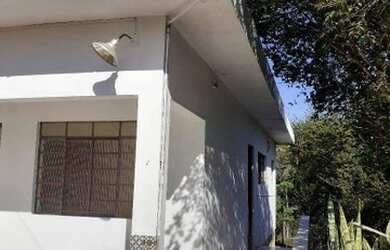 Imagem: A casa em condomínio possui 4 Dormitórios, 3 Banheiros, 1.000m²