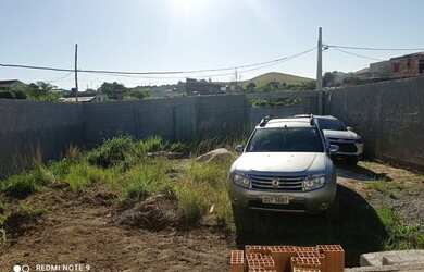 Imagem: A casa possui 3 Dormitórios, 2 Banheiros, 3 Vagas na garagem