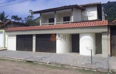 Imagem: A casa possui 4 Dormitórios, 2 Banheiros, 5 Vagas na garagem