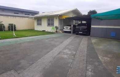 Imagem: A casa possui 3 Dormitórios, 2 Banheiros, 2 Vagas na garagem