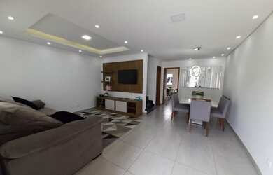 Imagem: A casa possui 3 Dormitórios, 3 Banheiros, 4 Vagas na garagem