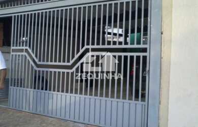 Imagem: A casa possui 3 Dormitórios, 1 Banheiro, 2 Vagas na garagem