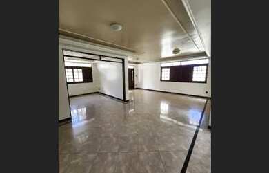 Imagem: A casa possui 5 Dormitórios, 5 Banheiros, 5 Vagas na garagem