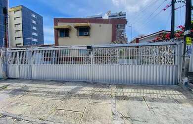 Imagem: A casae possui 2 Dormitórios, 1 Banheiro, 1 Vaga na garagem