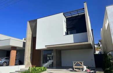 Imagem: A casa em condomínio possui 4 Dormitórios, 5 Banheiros, 4