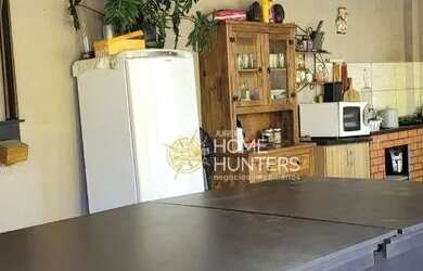 Imagem: A casa possui 4 Dormitórios, 3 Banheiros, 2 Vagas na garagem