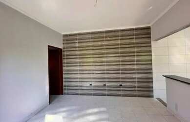 Imagem: A casa possui 3 Dormitórios, 1 Banheiro, 2 Vagas na garagem