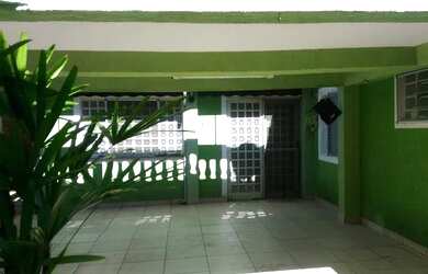 Imagem: A casa possui 2 Dormitórios, 1 Banheiro, 2 Vagas na garagem