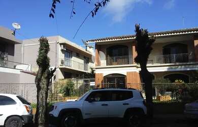 Imagem: A casa possui 5 Dormitórios, 5 Banheiros, 4 Vagas na garagem