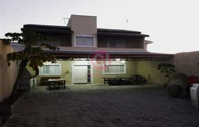 Imagem: A casa possui 2 Dormitórios, 3 Banheiros, 3 Vagas na garagem