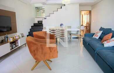 Imagem: A casa possui 3 Dormitórios, 4 Banheiros, 3 Vagas na garagem