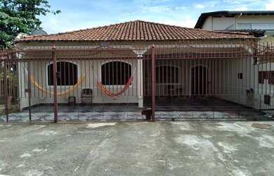 Imagem: A casa possui 4 Dormitórios, 3 Banheiros, 5 Vagas na garagem