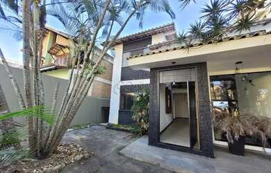 Imagem: A casa possui 4 Dormitórios, 5 Banheiros, 4 Vagas na garagem