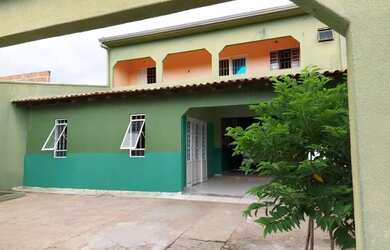 Imagem: A casa possui 3 Dormitórios, 2 Banheiros, 3 Vagas na garagem