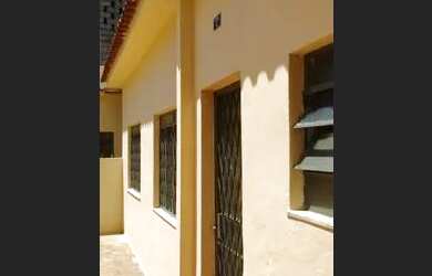 Imagem: A casa possui 1 Dormitório, 1 Banheiro, 1 Vaga na garagem