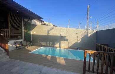 Imagem: A casa possui 3 Dormitórios, 2 Banheiros, 2 Vagas na garagem