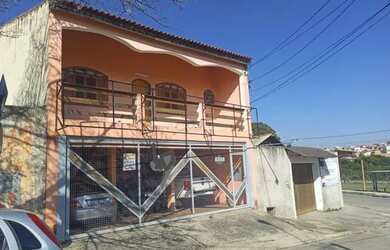 Imagem: A casa possui 4 Dormitórios, 3 Banheiros, 3 Vagas na garagem