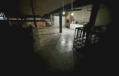 Imagem: A casa possui 4 Dormitórios, 3 Banheiros, 4 Vagas na garagem