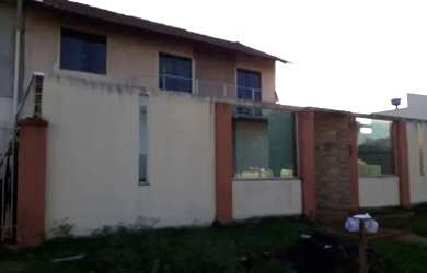 Imagem: A casa possui 3 Dormitórios, 3 Banheiros, 2 Vagas na garagem