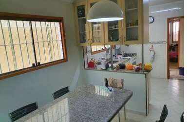 Imagem: A casa possui 3 Dormitórios, 5 Banheiros, 4 Vagas na garagem