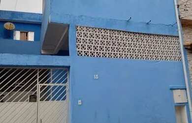 Imagem: A casa possui 3 Dormitórios, 1 Banheiro, 1 Vaga na garagem