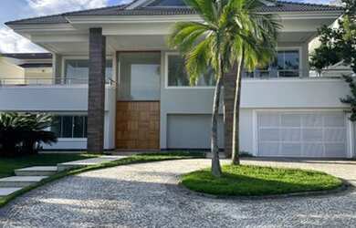 Imagem: A casa em condomínio para alugar possui 5 Dormitórios, 5 Banheiros