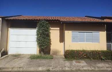 Imagem: A casa possui 2 Dormitórios, 1 Banheiro, 2 Vagas na garagem