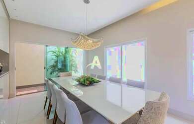 Imagem: A casa possui 3 Dormitórios, 4 Banheiros, 2 Vagas na garagem