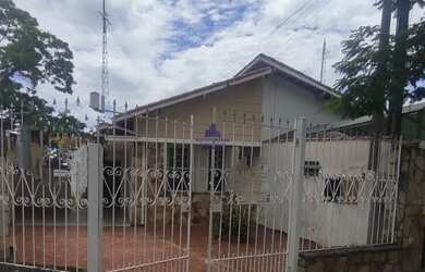 Imagem: A casa possui 3 Dormitórios, 2 Banheiros, 3 Vagas na garagem